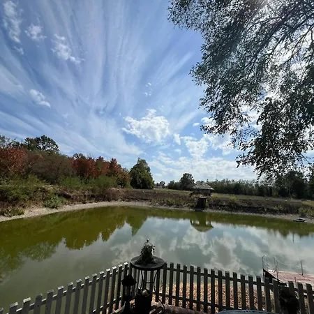 Lake House Feriehus *