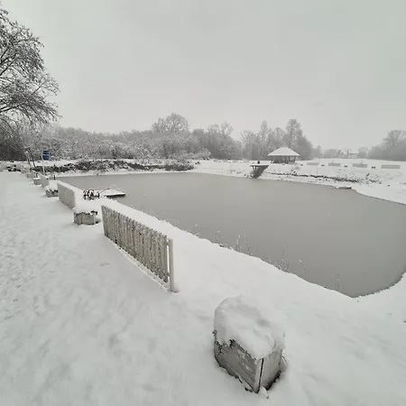 Lake House Feriehus *